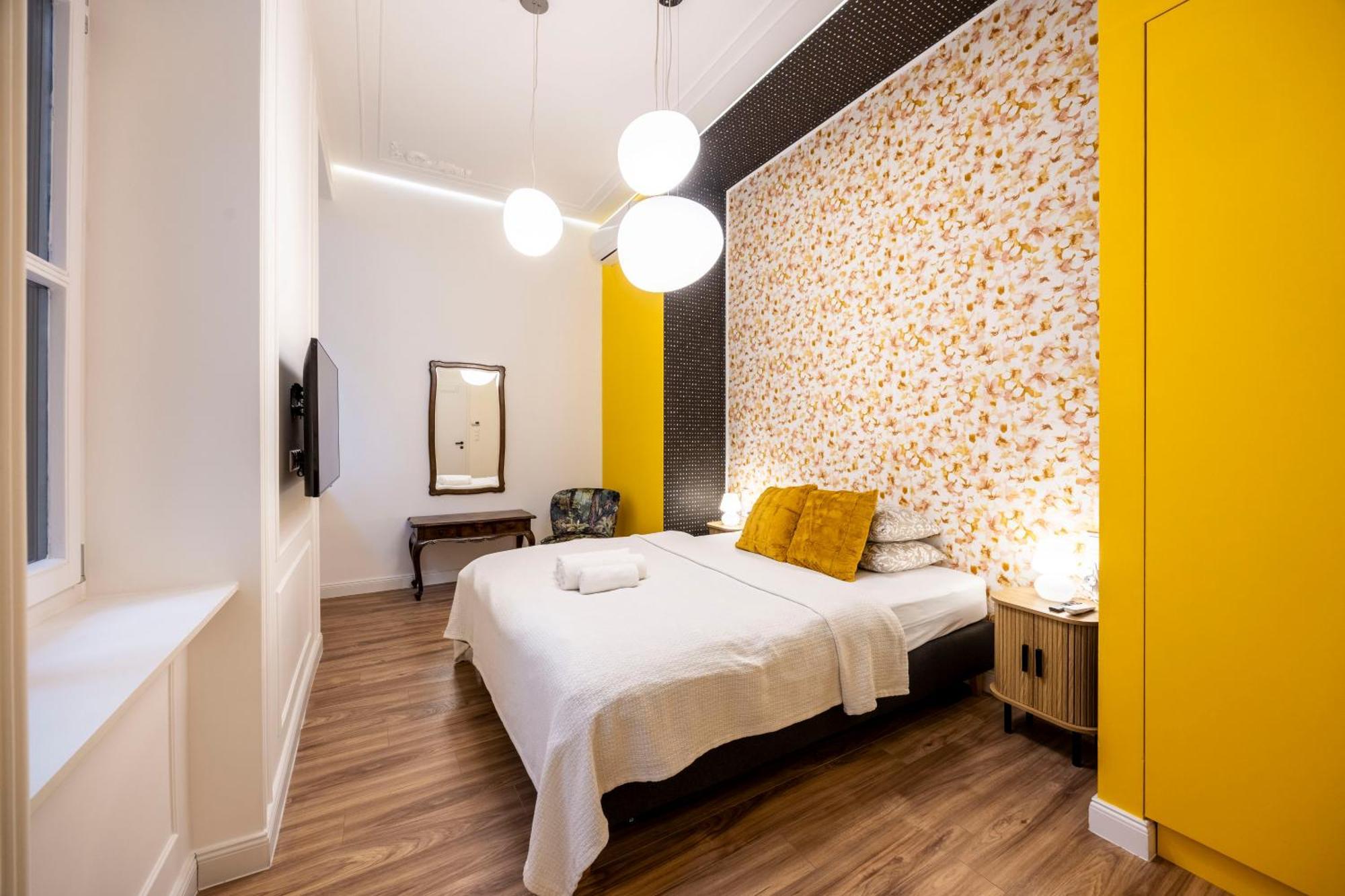 Clark & Chain Charm Grand With Castle View Budapest